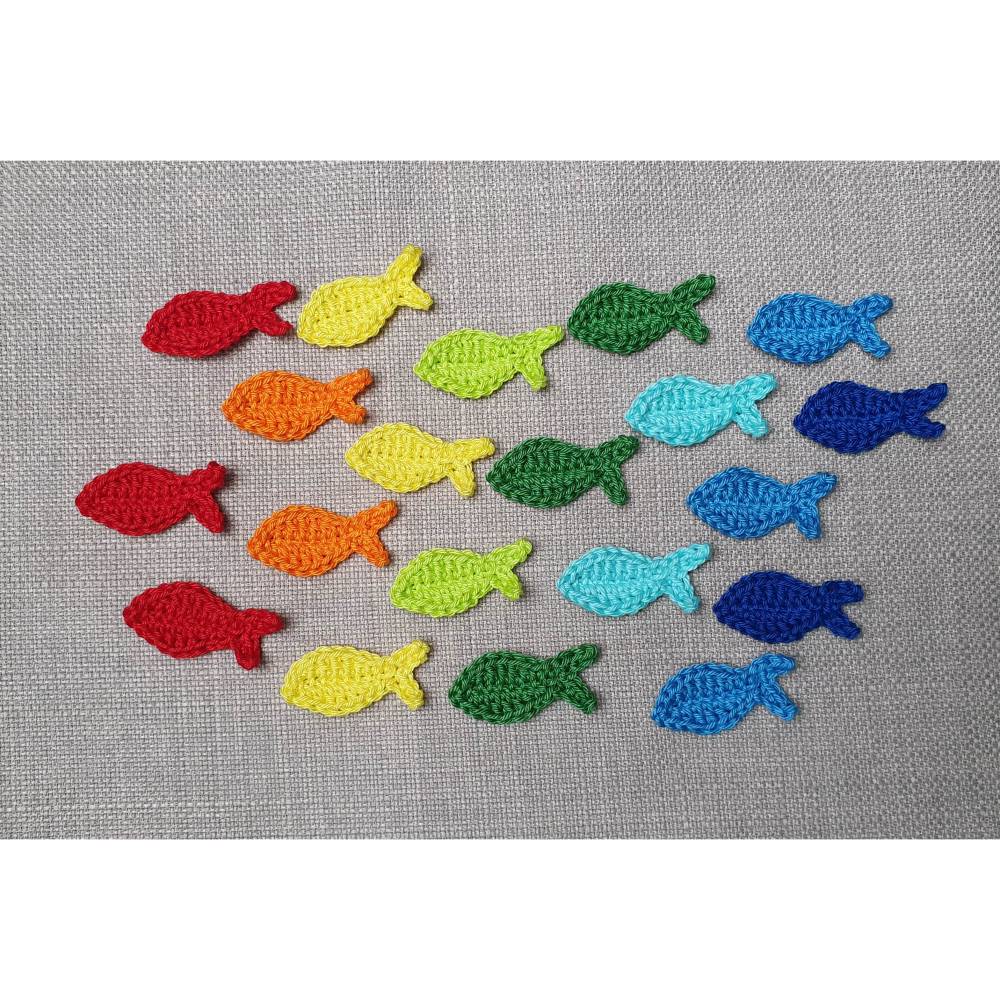 Mini Fische, gehäkelte Streuteile Farbwahl, kleine Fisch Aufnäher Deko, Häkelapplikationen, Konfirmation Bild 1