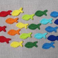 Mini Fische, gehäkelte Streuteile Farbwahl, kleine Fisch Aufnäher Deko, christlicher Fisch Konfirmation Bild 1