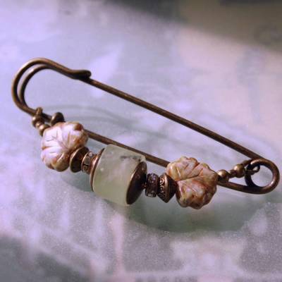 Große Tuchnadel mit Prehnit, und böhmischen Blätterperlen N-7-AB-3