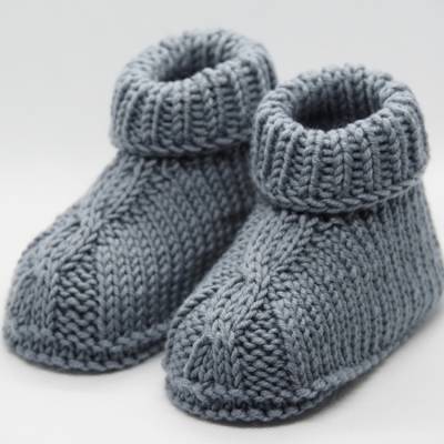 graue Babyschuhe mit Zopfmuster aus Wolle gestrickt 3-6 Monate