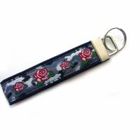 Schlüsselanhänger Schlüsselband "Camouflage Rose" in schwarz, rot oder grün aus Baumwollstoff und Webband Bild 1