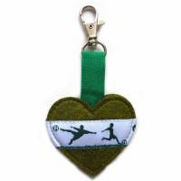 Taschenbaumler Herz-Anhänger Schlüsselanhänger Taschenanhänger "Fußball" in grün und weiß aus Filz mit Karabiner Bild 1