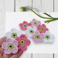 9 kleine Häkelblumen in weiss rosa , gehäkelte Blumen zum aufnähen Bild 1