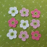 9 kleine Häkelblumen in weiss rosa , gehäkelte Blumen zum aufnähen Bild 4
