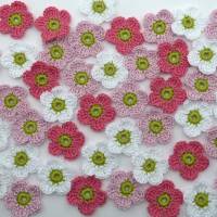 9 kleine Häkelblumen in weiss rosa , gehäkelte Blumen zum aufnähen Bild 8