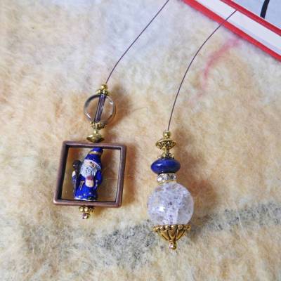 goldenes Lesezeichen Zauberer mit großer Kristallkugel