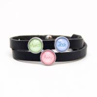 Personalisiertes Leder Armband in schwarz mit 3 Namen - Farbwahl - Geschenkidee Just Trisha Bild 1