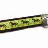Schlüsselanhänger Schlüsselband Anhänger "Pferde" in braun mit lila, gelbgrün oder türkis Bild 2