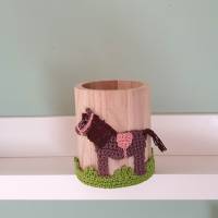 Pferde Stiftehalter für Kinder - Holzbecher mit süßem Pferdemotiv - Praktischer und dekorativer Schreibtischorganizer Bild 1