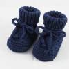dunkelblaue Babyschuhe 0-3 Monate Booties aus Wolle von Hand gestrickt für Mädchen und für Jungen Bild 2