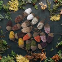 Eicheln als Herbstdekoration, Tischdeko gehäkelt in bunten Herbst-Farben, Herbstdeko Bild 9