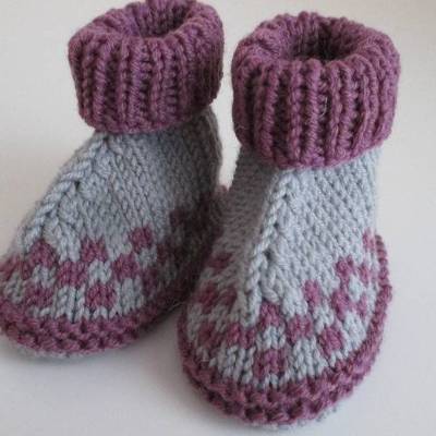 grau lila gemusterte Babyschuhe 3-6 Monate gestrickt