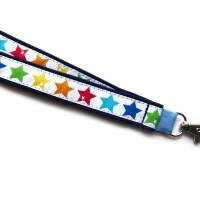langes Schlüsselband bunte Sterne aus Baumwollstoff rot oder blau mit Webband in weiß mit bunten Sternen Bild 3