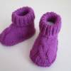 lila Babyschuhe 0-3 Monate mit Zopfmuster aus Wolle gestrickt kaufen Bild 4