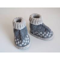 grau beige Babyschuhe Hüttenschuhe aus Wolle von Hand gestrickt Größe 3-6 Monate für Jungen und für Mädchen Bild 1
