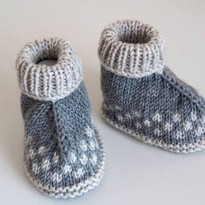 grau beige Babyschuhe Hüttenschuhe aus Wolle von Hand gestrickt Größe 3-6 Monate für Jungen und für Mädchen