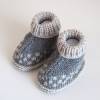grau beige Babyschuhe Hüttenschuhe aus Wolle von Hand gestrickt Größe 3-6 Monate für Jungen und für Mädchen Bild 2