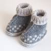grau beige Babyschuhe Hüttenschuhe aus Wolle von Hand gestrickt Größe 3-6 Monate für Jungen und für Mädchen Bild 3
