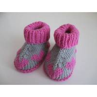Babyschuhe mit Herzmuster 3-6 Monate grau pink aus hochwertiger Wolle von Hand gestrickt kaufen Bild 1
