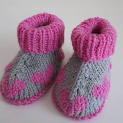 Babyschuhe mit Herzmuster 3-6 Monate grau pink aus hochwertiger Wolle von Hand gestrickt kaufen