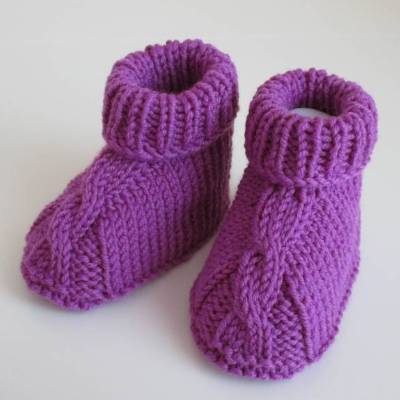 lila Wolle Babyschuhe 3-6 Monate gestrickt