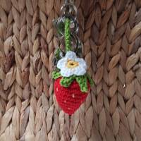 Erdbeere Schlüsselanhänger, gehäkelter Taschenanhänger Erdbeer mit Blüte Bild 2