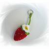 Erdbeere Schlüsselanhänger, gehäkelter Taschenanhänger Erdbeer mit Blüte Bild 4