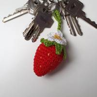 Erdbeere Schlüsselanhänger, gehäkelter Taschenanhänger Erdbeer mit Blüte Bild 6