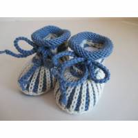 blau gestreifte Babyschuhe 3-6 Monate gestrickt Wolle in Patentmuster Bild 1