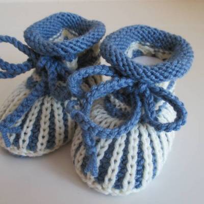 blau gestreifte Babyschuhe 3-6 Monate gestrickt Wolle in Patentmuster