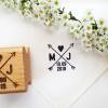 Hochzeitsstempel Initialen mit kleinen Pfeilen und Datum, für Einladungskarten, Tischkarten, Menuekarten oder Gastgeschenke Bild 2