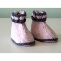rosa Babyschuhe mit grauen Streifen aus super weichem Babygarn von Hand gestrickt Größe 3-6 Monate für kleine Mädchen Bild 1