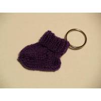 violetter Schlüsselanhänger Minisocke aus Wolle von Hand gestrickt Bild 1