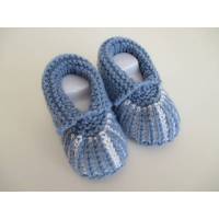 hellblau weiße Babyschuhe Strickschuhe 0-3 Monate aus Babygarn gestrickt Bild 1
