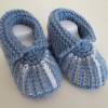 hellblau weiße Babyschuhe Strickschuhe 0-3 Monate aus Babygarn gestrickt Bild 2