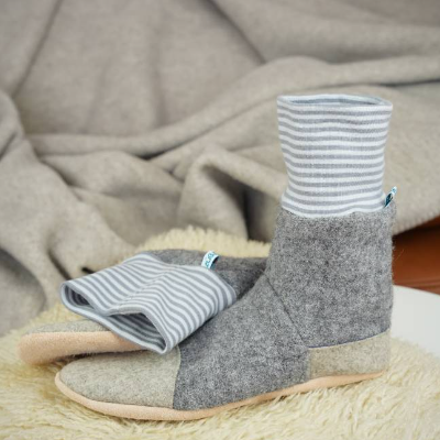 Graue Hüttenschuhe aus Wolle mit hohem Bündchen