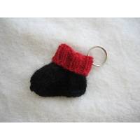 rot schwarzer Schlüsselanhänger Minisocke aus Wolle von Hand gestrickt Bild 1