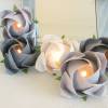 Lichterkette große Rosen in grau-weiß, Hochzeitsdeko, Tischdeko, Girlande, Geschenk Hochzeit Bild 2