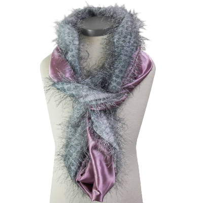 Loopschal aus Satin Ro­sé Silbergrau mit Fransen