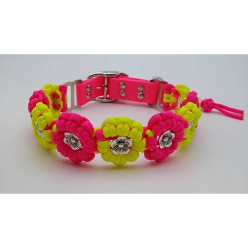 Tolles Hundehalsband im Blümchendesign verstellbar von 40 bis 45 cm Innenmass aus dem Hause Knotenwerke