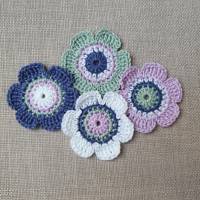 4 Häkelblumen, gehäkelte Blüten aus Baumwolle, weiss flieder Bild 1