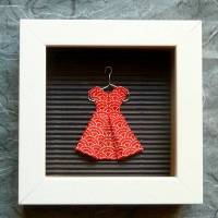 Rotes Kleidchen mit weißen Punkten auf Kleiderbügel // Minibild 10 x 10 cm zum Aufstellen oder Hängen Bild 1