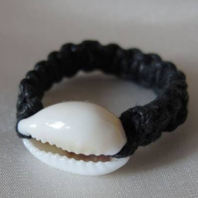 Ring Kaurie-Muschel aus geflochtenem Baumwollband, schwarz-weiß