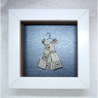 Schwarz-weißes Kleidchen auf Kleiderbügel  // Minibild 10 x 10 cm zum Aufstellen oder Hängen Bild 1