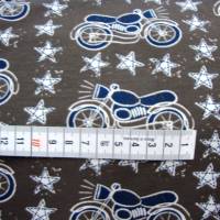 Rest 0,50m Baumwoll-Jersey dunkelblaue Motorräder und weiße Sterne auf braun Bild 1