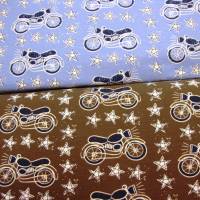 Rest 0,50m Baumwoll-Jersey dunkelblaue Motorräder und weiße Sterne auf braun Bild 4