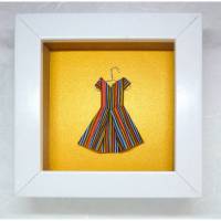 Buntes Kleidchen auf Kleiderbügel // Minibild 10 x 10 cm zum Aufstellen oder Hängen Bild 1