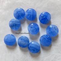 10 flache runde Glasperlen in Schneckenform, hellblau marmoriert Bild 1