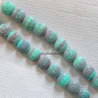 10 flache runde Glasperlen in Schneckenform, mintgrün mit lila Bild 1