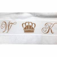 handbesticktes Handtuch - personalisiert mit Krone Bild 1